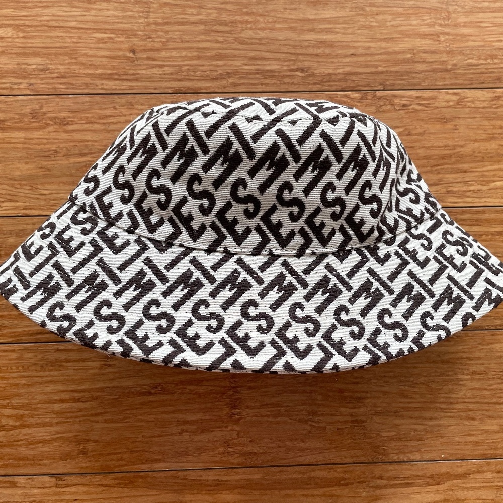 Like new  ⭐️  H&M logo bucket hat